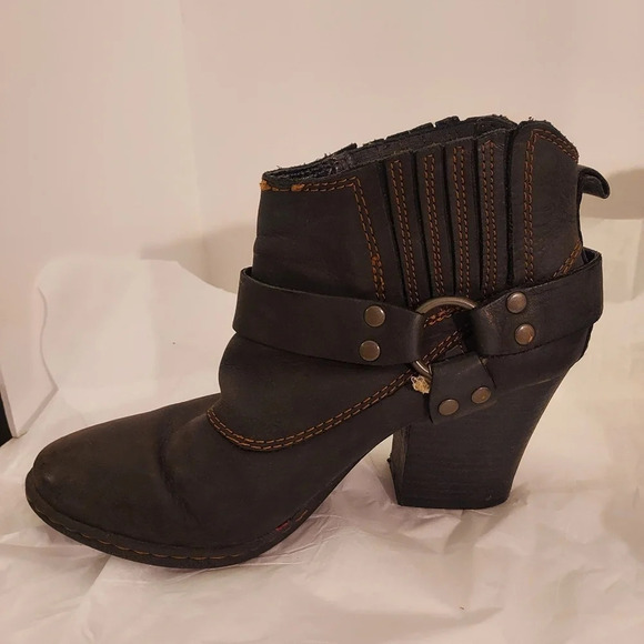 B.O.C Born on Concept Matte Black Leather Ankle Booties in Size 6 - Picture 3 of 12